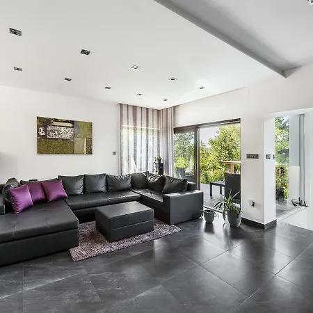 Rozsas Vendeghaz * Szolad