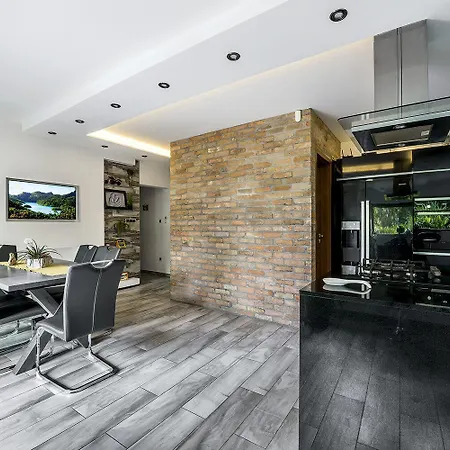 Rozsas Vendeghaz Szolad