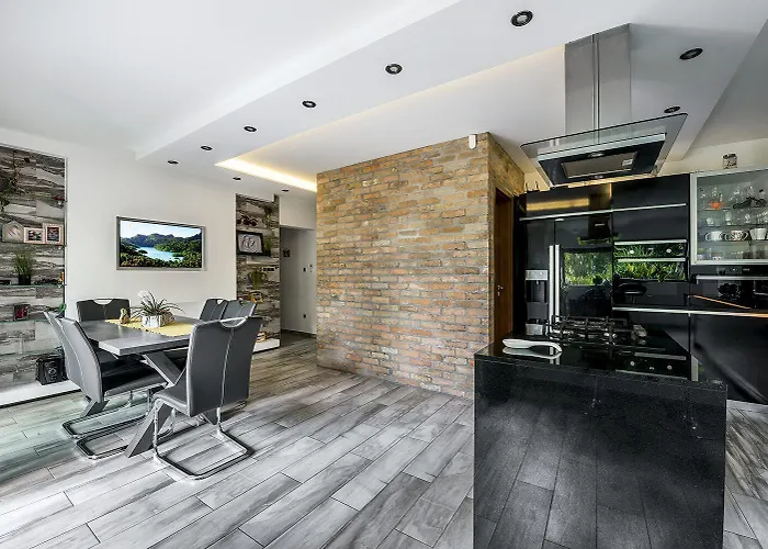 Rozsas Vendeghaz Szolad