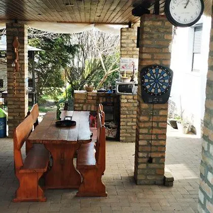 Rozsas Vendeghaz Szolad